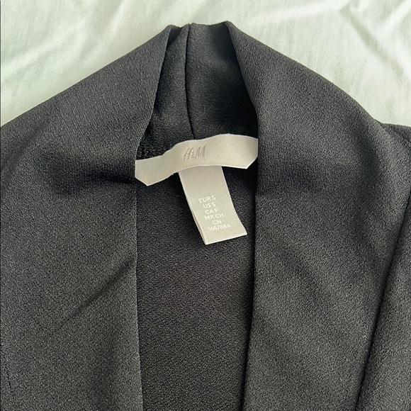 H&M V-Neck Modern Classic Top - Picture 3 of 4